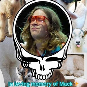 Peut inclure: Une œuvre d'art numérique avec une image centrale d'une personne portant des lunettes orange, encadrée par un motif de crâne noir et blanc. Plusieurs chèvres entourent l'image. Le texte "In loving memory of Mack @yungslewfoot" est en bas.
