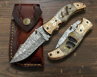 Navaja plegable personalizada de acero de Damasco / Navaja de bolsillo con refuerzos de latón y mango de hueso / Regalo para padrinos de boda / Para exteriores