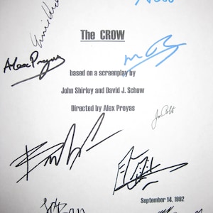 Puede incluir: Una página blanca con el título "The Crow" y múltiples firmas en tinta negra y azul. También es visible el texto "September 14, 1992". Las firmas son de los actores y el equipo de la película.