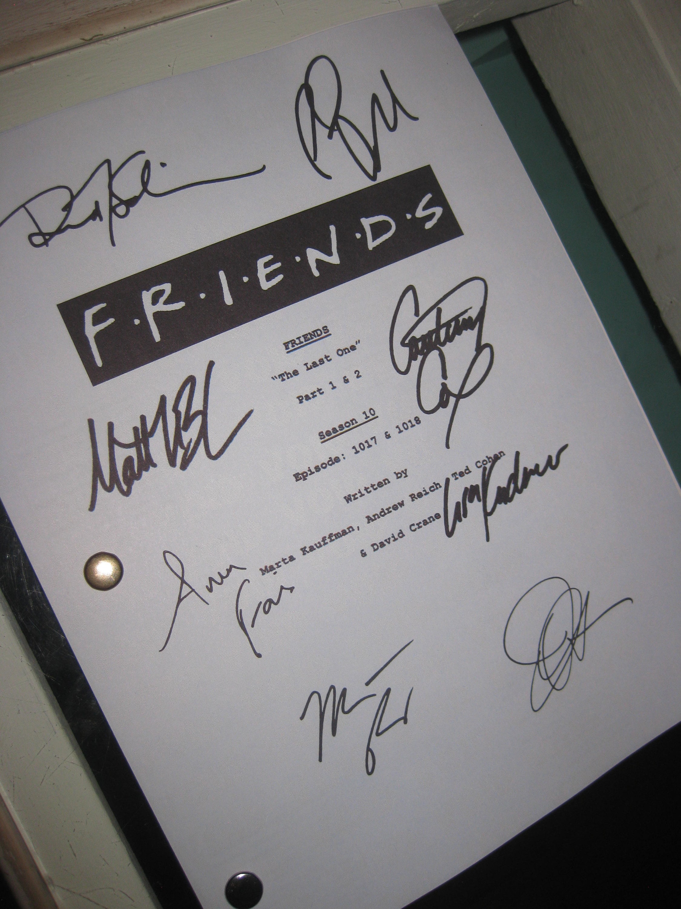 Friends Cast Signed Finale TV Script Screenplay Autographs Jennifer Aniston Courteney Cox Lisa Kudrow Matt LeBlanc Matthew Perry Paul Rudd