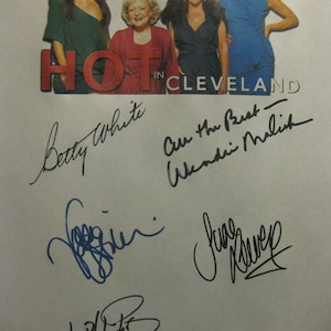 Hot in Cleveland Signed TV Screenplay Script x6 Autograph Betty White Valerie Bertinelli Jane Leeves Wendie Malick John Schneider Tim Bagley
