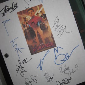 Peut inclure: Une affiche blanche présentant une image centrale du film Spider-Man Grand New Day, entourée de multiples signatures à l'encre noire et bleue. L'affiche comporte deux œillets métalliques visibles sur le côté gauche et diverses autographes.