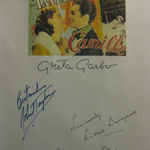 以下が含まれることがあります： グレタ・ガルボとロバート・テイラーが出演する「カミーユ」のヴィンテージ映画ポスター。タイトルは赤いスクリプトで書かれています。ライオネル・バリモアとヘンリー・ダニエルを含むキャストとクルーのサインが含まれています。