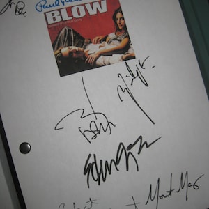 Könnte beinhalten: Eine weiße Drehbuchseite mit mehreren Unterschriften von der Besetzung und Crew des Films "Blow". Die Unterschriften umfassen Paul Reubens, Bobot, Goldthwait und Mount Mes. Das Filmplakat für "Blow" befindet sich in der oberen rechten Ecke der Seite.