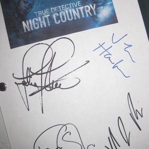 Puede incluir: Una página blanca con tres firmas en tinta negra. Las firmas son del reparto de la serie de televisión "True Detective: Night Country". El título de la serie es visible en la parte superior de la página.