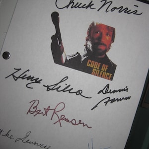 Código de silencio, guion de película firmado de 1985, 6 autógrafos de Chuck Norris, Henry Silva, Molly Hagan, Dennis Farina y Bert Remsen.