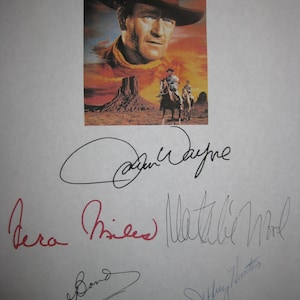 Peut inclure: Une feuille de papier blanche avec des signatures noires, bleues et rouges. Les signatures sont de John Wayne, Vera Miles, Natalie Wood, Ward Bond et Jeffrey Hunter. Le papier comporte également une affiche de John Wayne dans le film "The Searchers" avec le texte du titre "JOHN WAYNE in THE SEARCHERS".