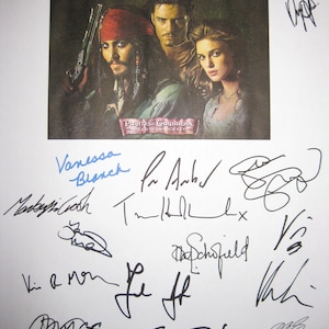 Puede incluir: Una impresión de la película "Piratas del Caribe: El cofre del hombre muerto" con Johnny Depp, Orlando Bloom y Keira Knightley. La impresión está cubierta de firmas.