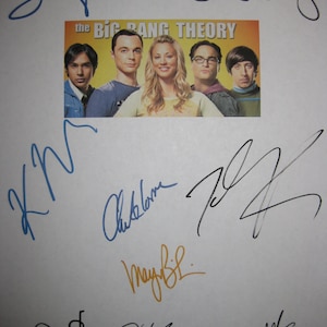 Może przedstawiać: Biała kartka papieru z tytułem "The Big Bang Theory" i podpisami członków obsady, w tym Johnny'ego Galeckiego, Jima Parsonsa, Kaley Cuoco, Simona Helberga, Kunala Nayyara i Melissy Rauch.