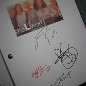 以下が含まれることがあります： 「The L Word: Generation Q」の5人の女性のカラー画像と、黒と赤のインクで書かれた複数の署名が印刷された白い紙。タイトル「the L word Generation Q」が画像に印刷されています。