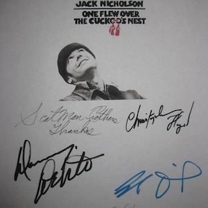 Może przedstawiać: Biały plakat z tytułem "ONE FLEW OVER THE CUCKOO'S NEST" i czarno-białym zdjęciem mężczyzny patrzącego w górę. Plakat jest podpisany niebieskim i czarnym tuszem przez kilka osób.