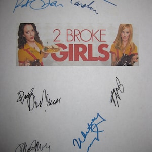 Könnte beinhalten: Ein weißes Blatt Papier mit Unterschriften der Besetzung der Fernsehserie "2 Broke Girls". Die Unterschriften sind in blauer und schwarzer Tinte. Das Logo der Serie befindet sich oben auf der Seite.