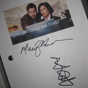 Peut inclure: Une page imprimée avec une image promotionnelle de la série télévisée "So Help Me Todd". L'image montre deux personnes, avec le titre de l'émission en bas. La page comprend également deux signatures à l'encre noire.