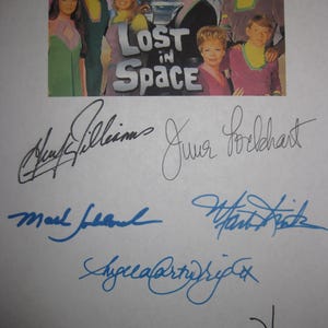 Könnte beinhalten: Vintage Werbebild von "Lost in Space" mit der Besetzung und dem Serientitel. Mehrere Unterschriften von Darstellern sind in blauer und schwarzer Tinte zu sehen. Der Hintergrund ist weiß.