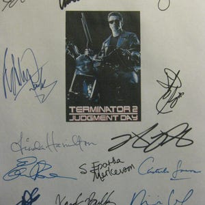 Puede incluir: Una hoja de papel blanca con múltiples firmas en tinta negra y azul. Las firmas son del reparto y el equipo de la película Terminator 2: Judgment Day. Las firmas incluyen Linda Hamilton, Arnold Schwarzenegger, James Cameron y otros. El póster de la película Terminator 2: Judgment Day está en el centro de la página.