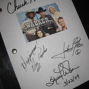 Peut inclure: Une page de script signée avec le casting de "Walker, Texas Ranger". La page comprend une photo couleur du casting, le titre "Walker, Texas Ranger" et plusieurs signatures, dont "Chuck Norris". La date "3/22/09" est également visible.