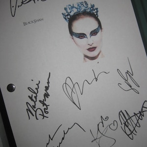 Könnte beinhalten: Ein weißes Papier mit mehreren Unterschriften, dem Titel "BLACK SWAN" und einem Kopfporträt einer Frau mit dramatischem Make-up und einer Krone. Die Unterschriften sind in schwarzer Tinte.