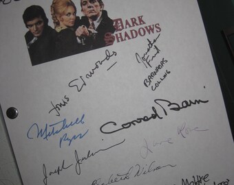 Guion del episodio piloto de la serie Dark Shadows de 1966 firmado por Joan Bennett, Mitchell Ryan, Louis Edmonds, Elizabeth Wilson, Conrad Bain y Jonathan Frid.
