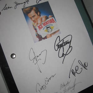 Puede incluir: Una hoja blanca con múltiples firmas y una pequeña imagen de Jim Carrey como Ace Ventura sosteniendo una tarjeta de presentación. La tarjeta dice "Ace Ventura Pet Detective". Las firmas son en tinta negra.