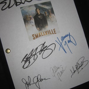 以下が含まれることがあります： テレビ番組「Smallville」の白い脚本ページに、キャストメンバーのサインが書かれています。サインには、トム・ウェリング、アリソン・マック、ジョン・グローバー、エリカ・デュランス、クリスティン・クルークが含まれています。