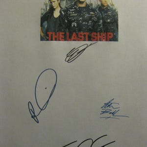Puede incluir: Imagen promocional de la serie de televisión "The Last Ship", con tres actores en uniforme militar. El título está en rojo. Varias firmas están presentes debajo de la imagen.