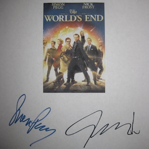 Puede incluir: Un póster de película firmado de "The World's End" con Simon Pegg y Nick Frost. El póster muestra un grupo de hombres en primer plano con un fondo de fuego. Varias firmas son visibles.