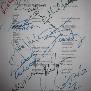 Peut inclure: Un document blanc avec des signatures manuscrites à l'encre bleue et rouge. Le texte comprend "General Hospital", les noms des acteurs et de l'équipe, et des détails de production. Le document est daté du 23 mars 1995.