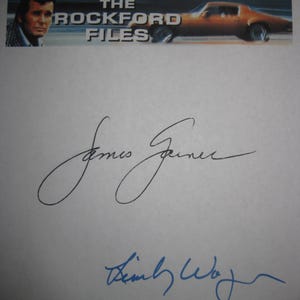 Puede incluir: Un papel blanco con el título "THE ROCKFORD FILES" sobre dos firmas. La firma superior está en tinta negra y dice "James Garner". La firma inferior está en tinta azul y dice "Kimberly Wayne".