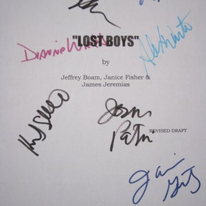 Könnte beinhalten: Eine weiße Seite mit schwarzem Text, der "LOST BOYS" von Jeffrey Boam, Janice Fisher & James Jeremias lautet. Die Seite ist von mehreren Personen signiert, darunter Dianne Wiist, Fruft, Alethrita, Hywel, Jon Pam, 3. Ston und Gary Rys.