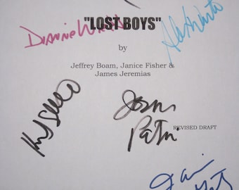 Lost Boys firmado película guión guión Corey Haim Kiefer Sutherland Jason Patric Corey Feldman Alex Winter Dianne Wiest Hughes horror