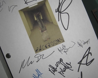 Backrooms Firmado 2026 Guion de película X11 Autógrafos Chiwetel Ejiofor Renate Reinsve Mark Duplass Finn Bennett Kane Parsons RPT