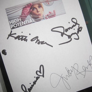 Może przedstawiać: Biała kartka papieru z czarnymi podpisami atramentem. Podpisy obejmują "Katie Asel", "Daniel" i "Jamie" z sercem. Tekst "HIGH POTENTIAL" jest widoczny u góry strony.