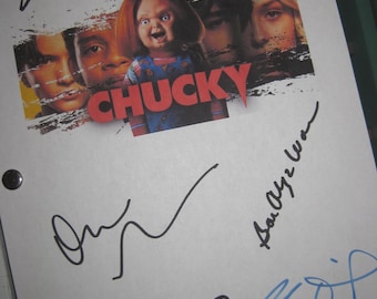 Guión piloto de televisión firmado por Chucky, autógrafo X7, Brad Dourif, Zackary, Arthur Don Mancini, Alyvia, Alyn Lind, Teo Briones, Barbara Alyn Woods
