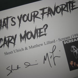 Könnte beinhalten: Eine weiße Karte mit schwarzem Text, der "Was ist dein Lieblings-Horrorfilm?" lautet, mit den Namen Skeet Ulrich und Matthew Lillard darunter. Die Karte enthält auch ein Schwarzweißbild einer Ghostface-Maske aus dem Film Scream (1996).