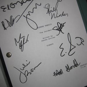 Modern Family Signed TV Script Screenplay X10 Autographs Ed O&#39;Neill Sofía Vergara Julie Bowen Ty Burrell Jesse Tyler Ferguson Ariel Winter