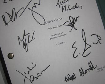 Modern Family Signed TV Script Screenplay X10 Autographs Ed O'Neill Sofía Vergara Julie Bowen Ty Burrell Jesse Tyler Ferguson Ariel Winter