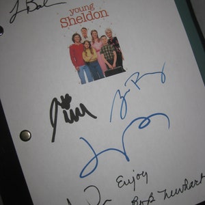 Könnte beinhalten: Ein weißes Blatt Papier mit Unterschriften der Besetzung der Fernsehserie "Young Sheldon". Die Unterschriften lauten: "J. Bal", "Raegan", "Jim", "Zoe Perry", "Annie" und "Bob Newhart". Die Unterschriften sind in schwarzer und blauer Tinte. Das Logo der Serie befindet sich in der oberen linken Ecke.