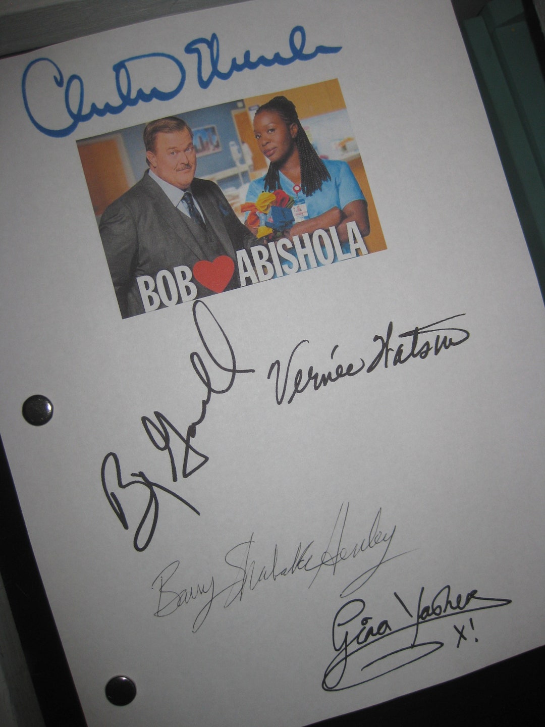 Bob Hearts Abishola Signed TV Pilot Script Screenplay X5 Autographs ...