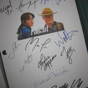Fallout signed TV Pilot Script Screenplay X12 Autographs Ella Purnell Walton Goggins Aaron Moten Kyle MacLachlan Moises Arias Signature RPNT