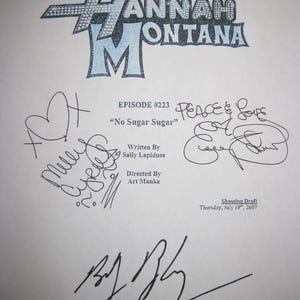 Puede incluir: Un papel blanco con el logotipo de Hannah Montana en azul y plata, junto con el título del episodio "No Sugar Sugar". Incluye firmas y el texto "Shooting Draft, Thursday, July 19th, 2007."