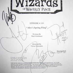 Puede incluir: Documento con el logo de Disney "Wizards of Waverly Place", detalles del episodio y firmas. El texto incluye "Alex's Spring Fling", escrito por Matt Goldman y dirigido por Victor Gonzalez. Con fecha del 9 de agosto de 2007.