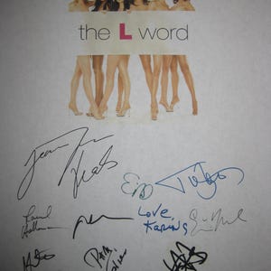 以下が含まれることがあります： テレビ番組「The L Word」のポスター。女性たちのグループと脚が描かれています。タイトルは白で、「L」はピンク色です。ポスターの下部にはいくつかのサインがあります。