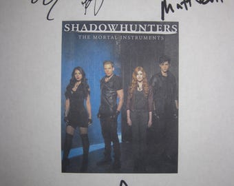 Cazadores de sombras: Mortal Instruments - Autógrafos del piloto de televisión firmados por Katherine McNamara, Dominic Sherwood, Matthew Daddario y Emeraude Toubia.