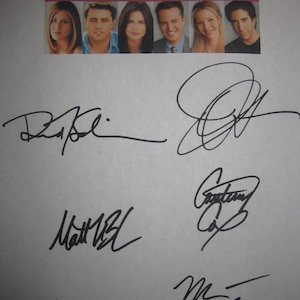 Pode incluir: Uma folha de papel branca com assinaturas de tinta preta do elenco do programa de televisão "Friends". As assinaturas incluem: David Schwimmer, Jennifer Aniston, Matt LeBlanc, Courteney Cox, Lisa Kudrow e Matthew Perry.