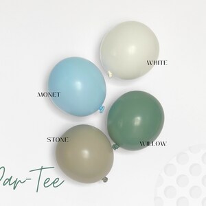 Puede incluir: Cuatro globos mate etiquetados como Bloom Luxury Balloons, en colores azul Monet, blanco, gris Stone y verde Willow. El texto Par-Tee está escrito en cursiva en la parte inferior izquierda, con un patrón circular en la esquina inferior derecha.