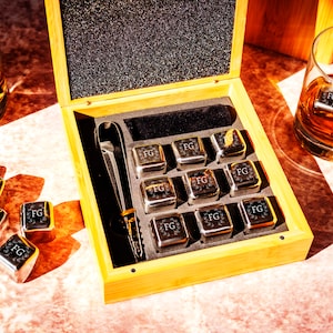 Juego de piedras de whisky de bambú grabadas a medida, regalo de Navidad, regalo para hombres, regalo para amantes del whisky, regalo para el bar de casa, piedras de enfriamiento personalizadas