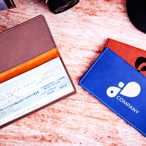 Chequera con logotipo de empresa grabado, funda para chequera comercial, funda de cuero para chequera, estuche personalizado para chequera, billetera para chequera, regalo para compañeros de trabajo