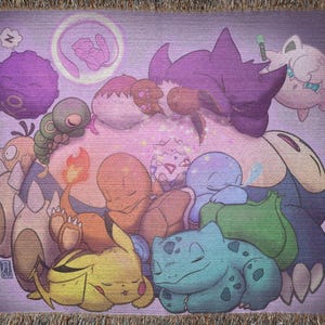 Acogedora fiesta de pijamas - Alfombra tapiz con manta tejida - Monstruos adorables en duelo - Arte de JetFalco