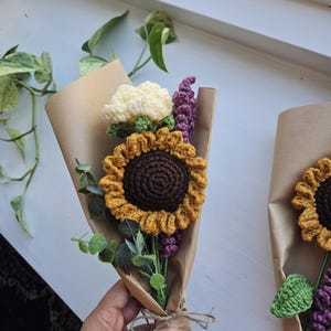 Gehäkelte Blumenstrauß Geburtstags-Blumen Handgemachte Sonnenblume Gehäkelte Rose Absteck Valentinstag Muttertag Jahrestag Denken an Sie gut werden