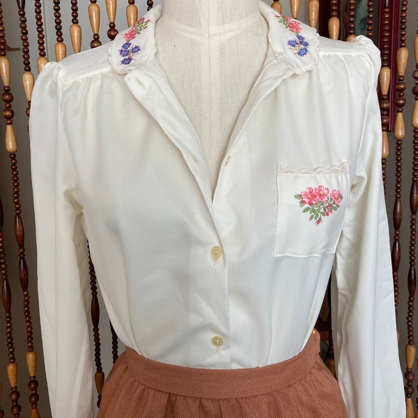 60’s white blouse Peter Pan collar shirt 60’s blouse flowers and lace small collar button up shirt 60’s Peter Pan collar button up mod shirt